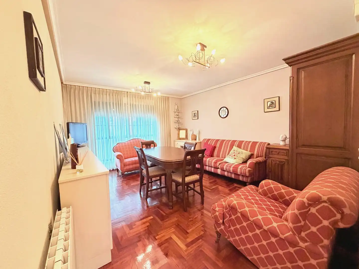 Sala d'estar de Pis en venda en Avilés amb Calefacció, Parquet i Traster