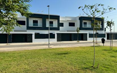 Vista exterior de Casa o xalet en venda en  Sevilla Capital amb Jardí privat, Terrassa i Balcó