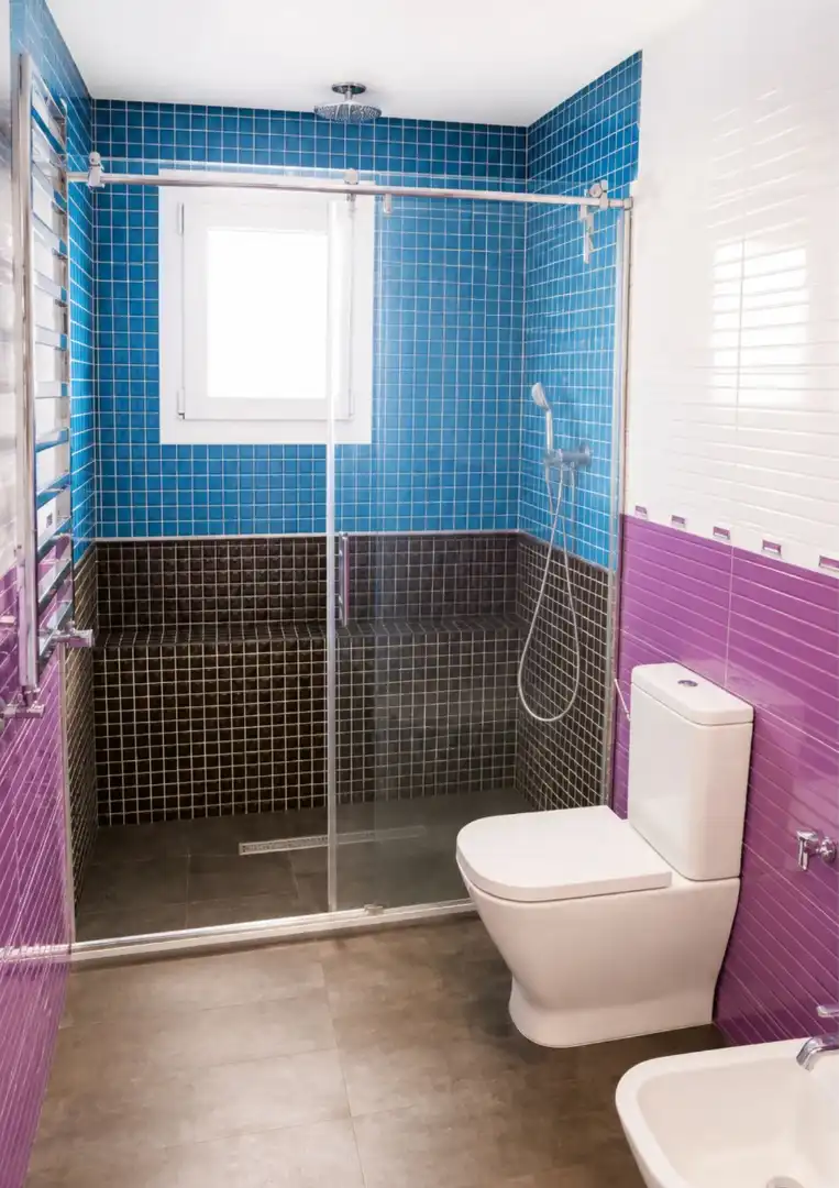 Badezimmer von Einfamilien-Reihenhaus zum Verkauf in Las Ventas de Retamosa mit Klimaanlage, Heizung und Privatgarten