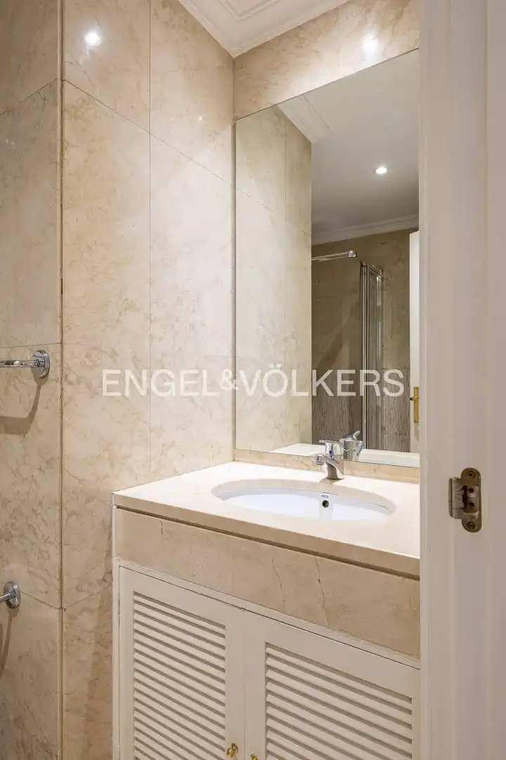 Baño de Piso en venta en Madrid con Calefacción, Terraza y Trastero