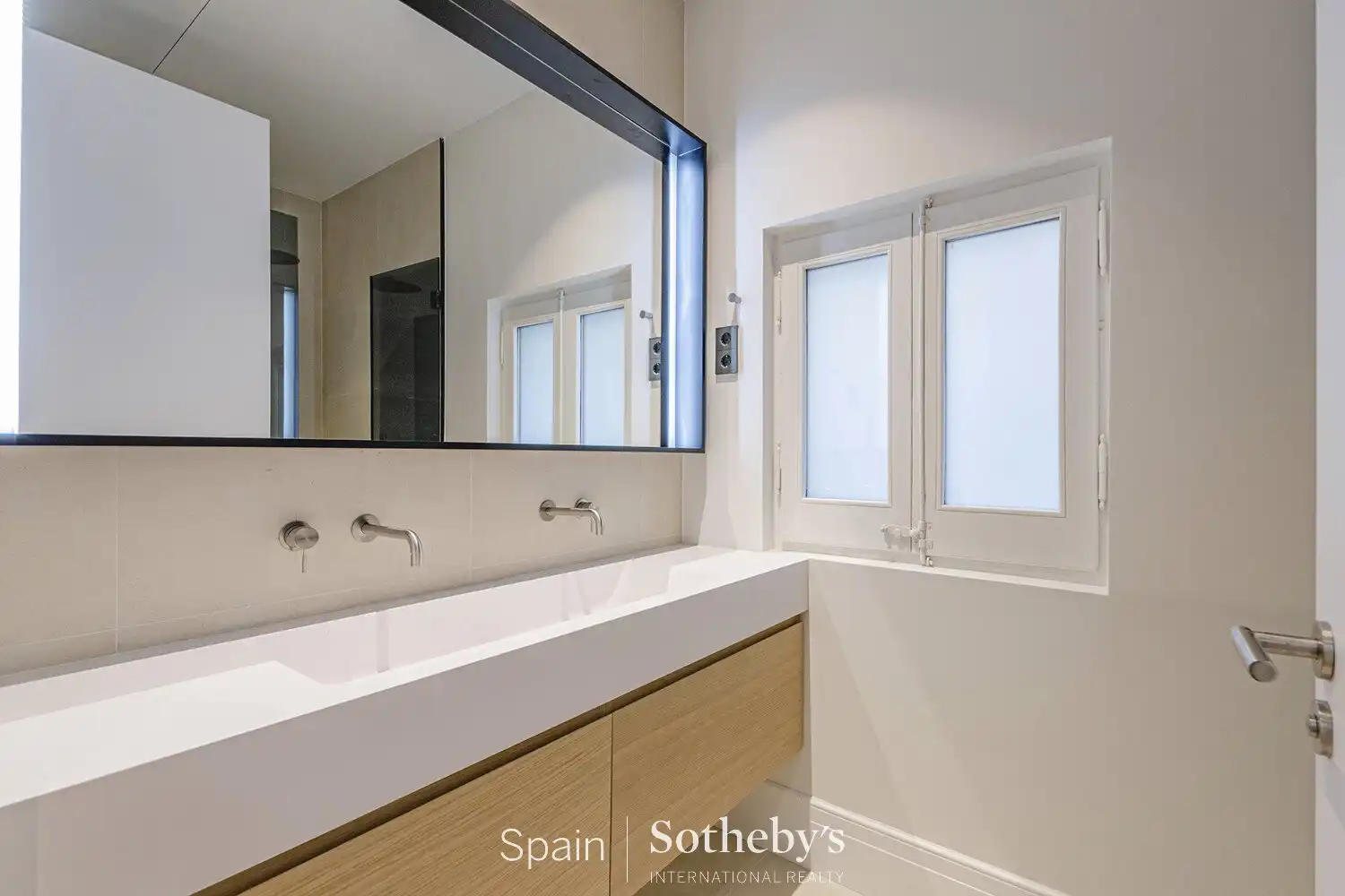 Badezimmer von Wohnungen zum Verkauf in Barcelona mit Klimaanlage und Heizung