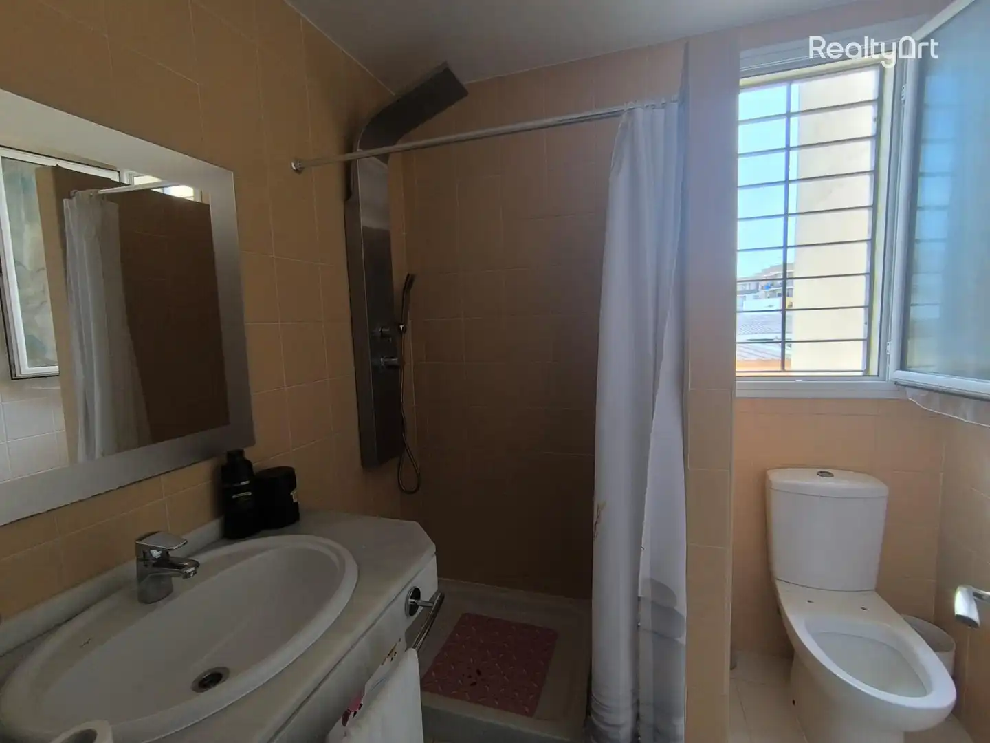 Baño de Casa adosada en venta en Umbrete con Aire acondicionado, Calefacción y Jardín privado