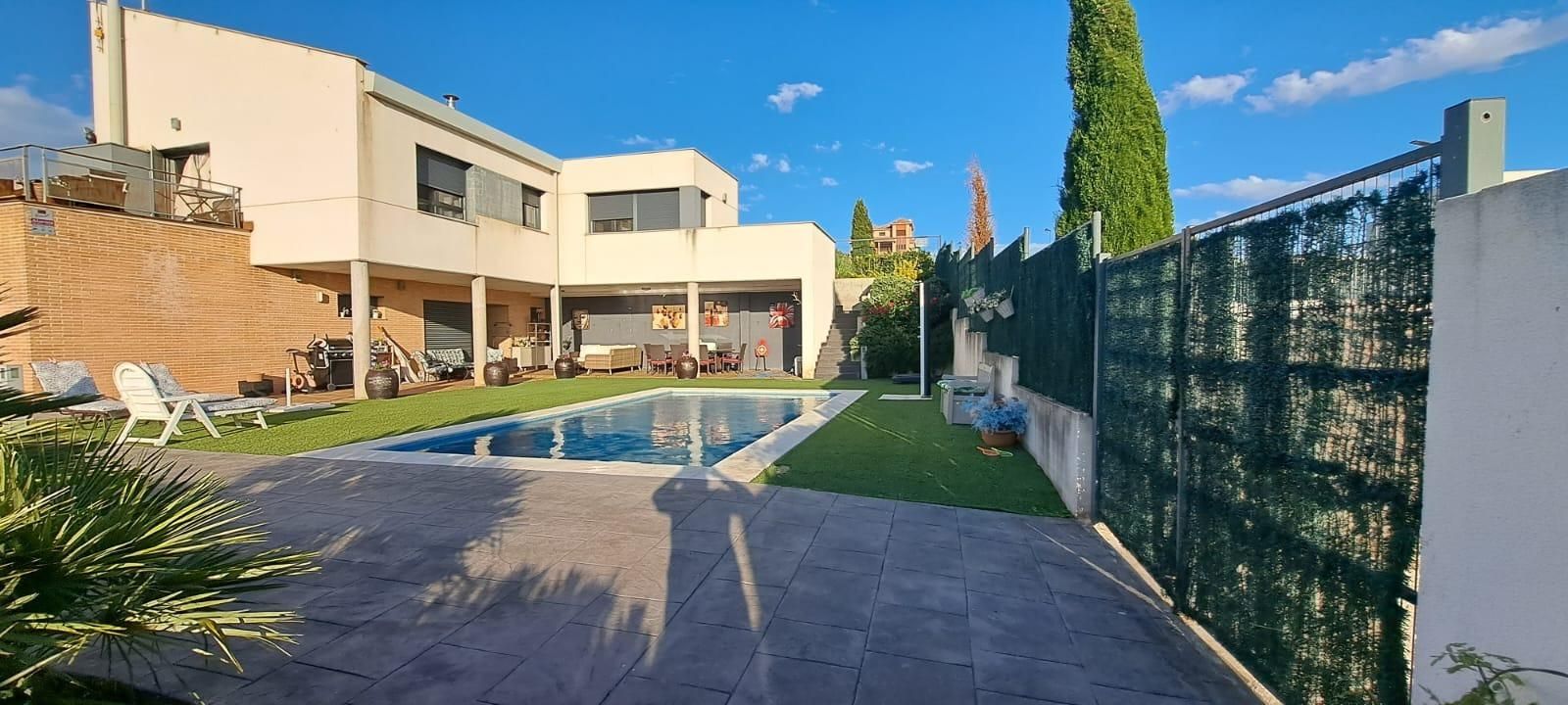 Swimming pool of House or chalet for sale in Layos  with Air Conditioner, Heating and Private garden