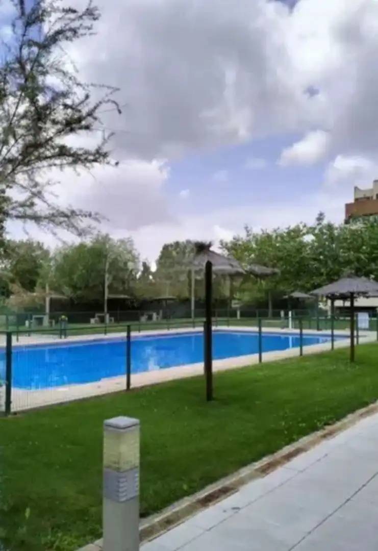 Piscina de Piso en venta en Yebes con Aire acondicionado, Calefacción y Jardín privado