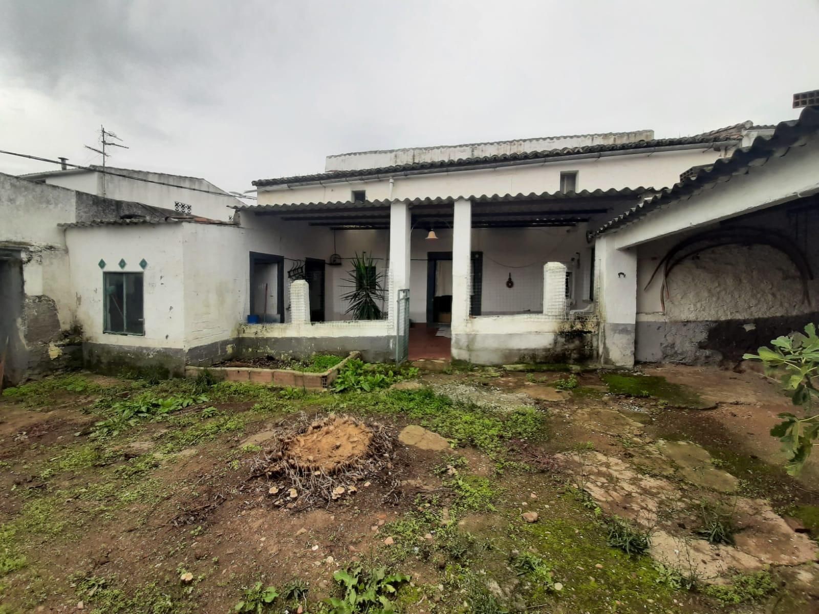 Vista exterior de Casa o xalet en venda en Sierra de Fuentes amb Jardí privat i Traster