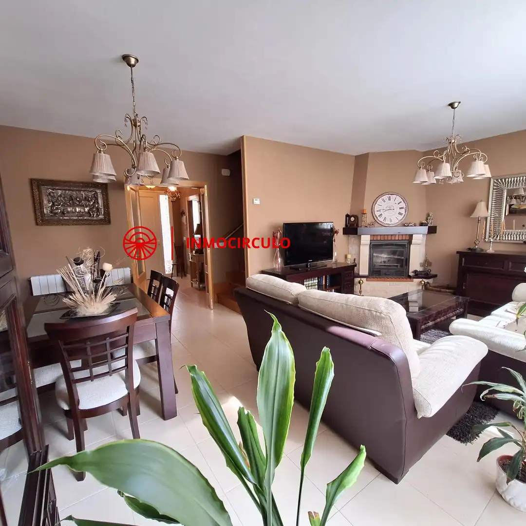 Sala de estar de Casa adosada en venta en Burgos Capital con Jardín privado, Terraza y Trastero