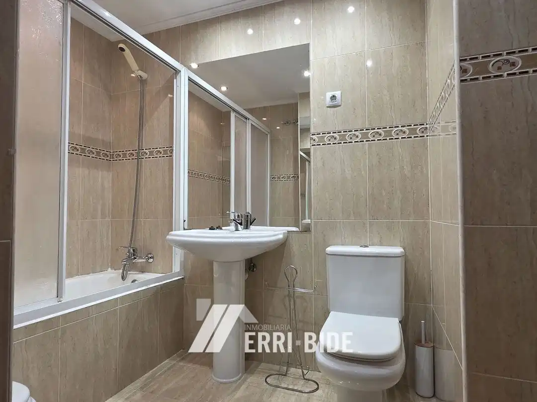 Baño de Piso en venta en Mungia con Calefacción, Trastero y Balcón