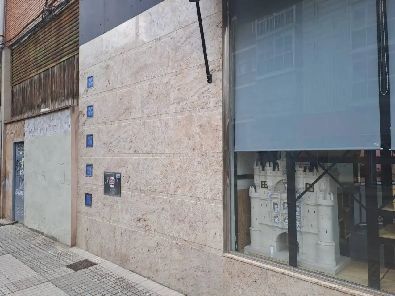 Vista exterior de Local en venda en Burgos amb Aire condicionat