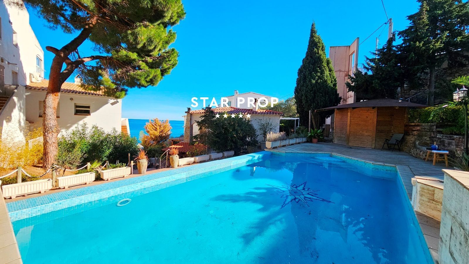 Vista exterior de Casa o xalet en venda en Llançà amb Aire condicionat, Calefacció i Jardí privat