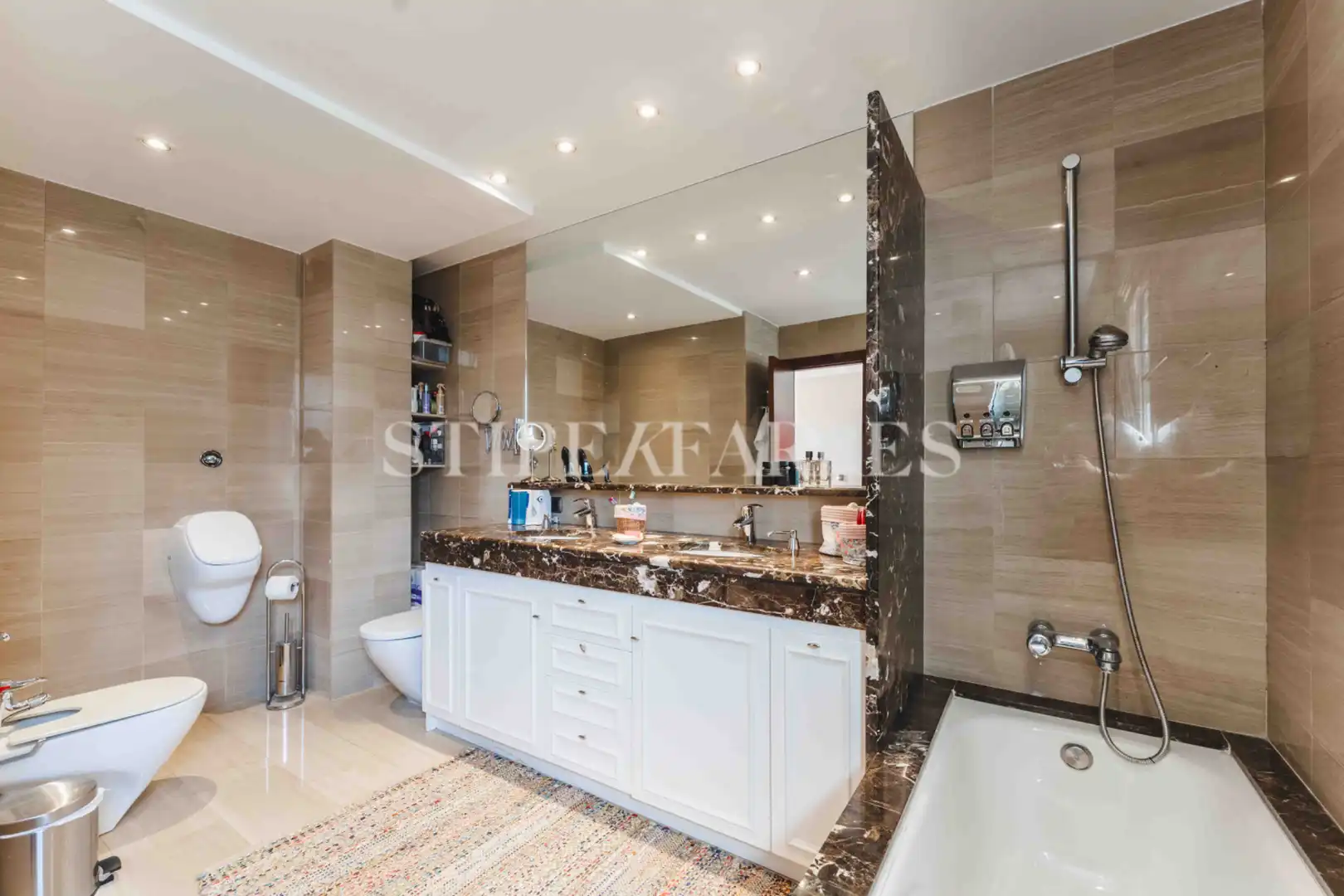Badezimmer von Haus oder Chalet zum Verkauf in Barcelona mit Klimaanlage, Heizung und Privatgarten