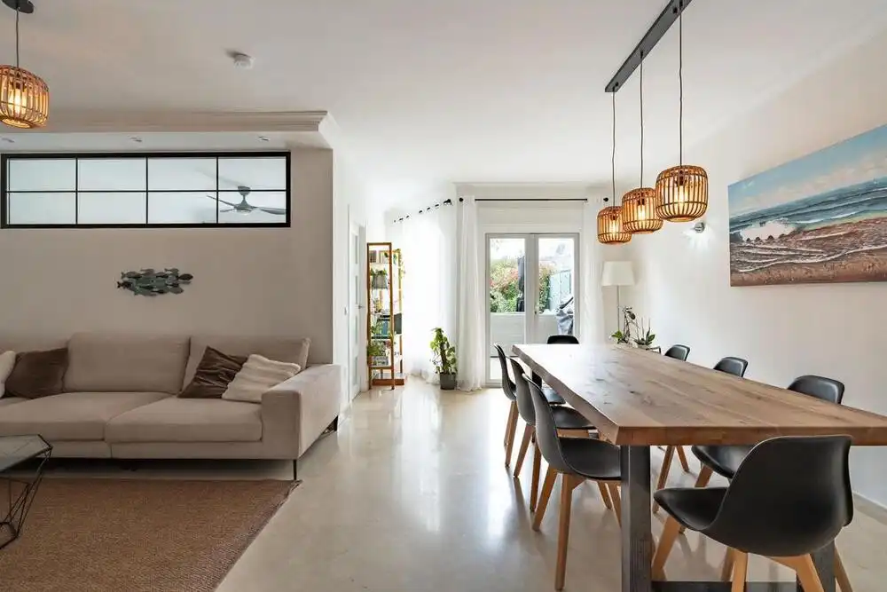 Comedor de Casa adosada de alquiler en Benahavís con Aire acondicionado, Jardín privado y Terraza