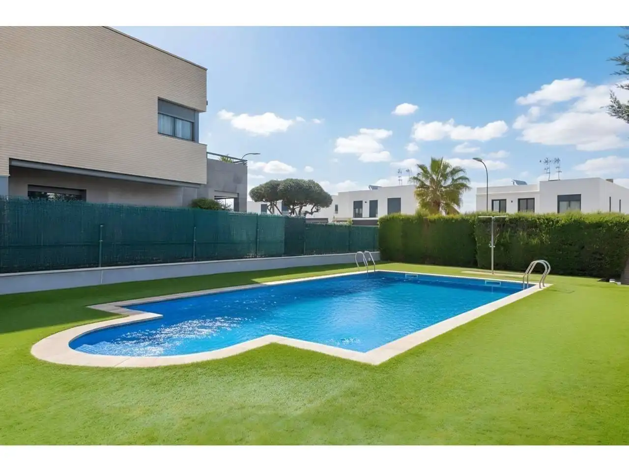 Piscina de Casa adosada en venda en Cambrils amb Aire condicionat, Calefacció i Jardí privat
