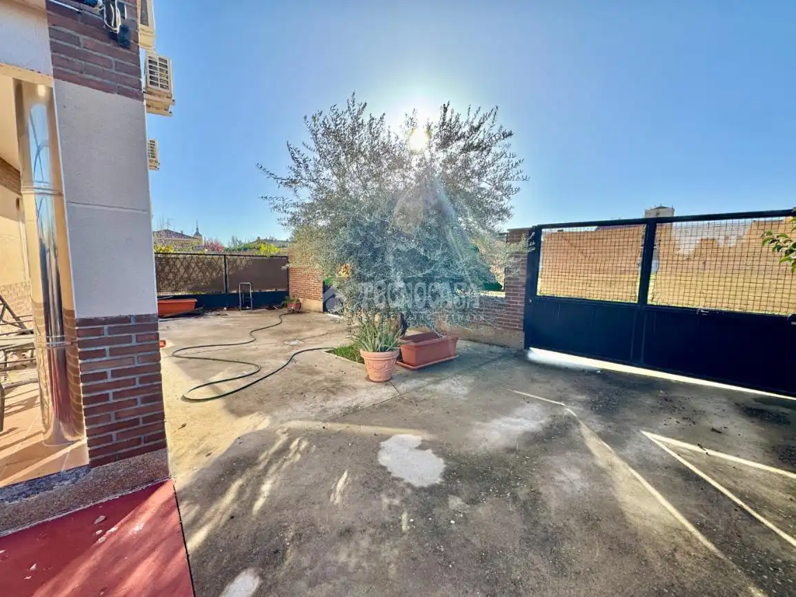 Vista exterior de Casa adosada en venta en Yunquera de Henares con Aire acondicionado y Calefacción