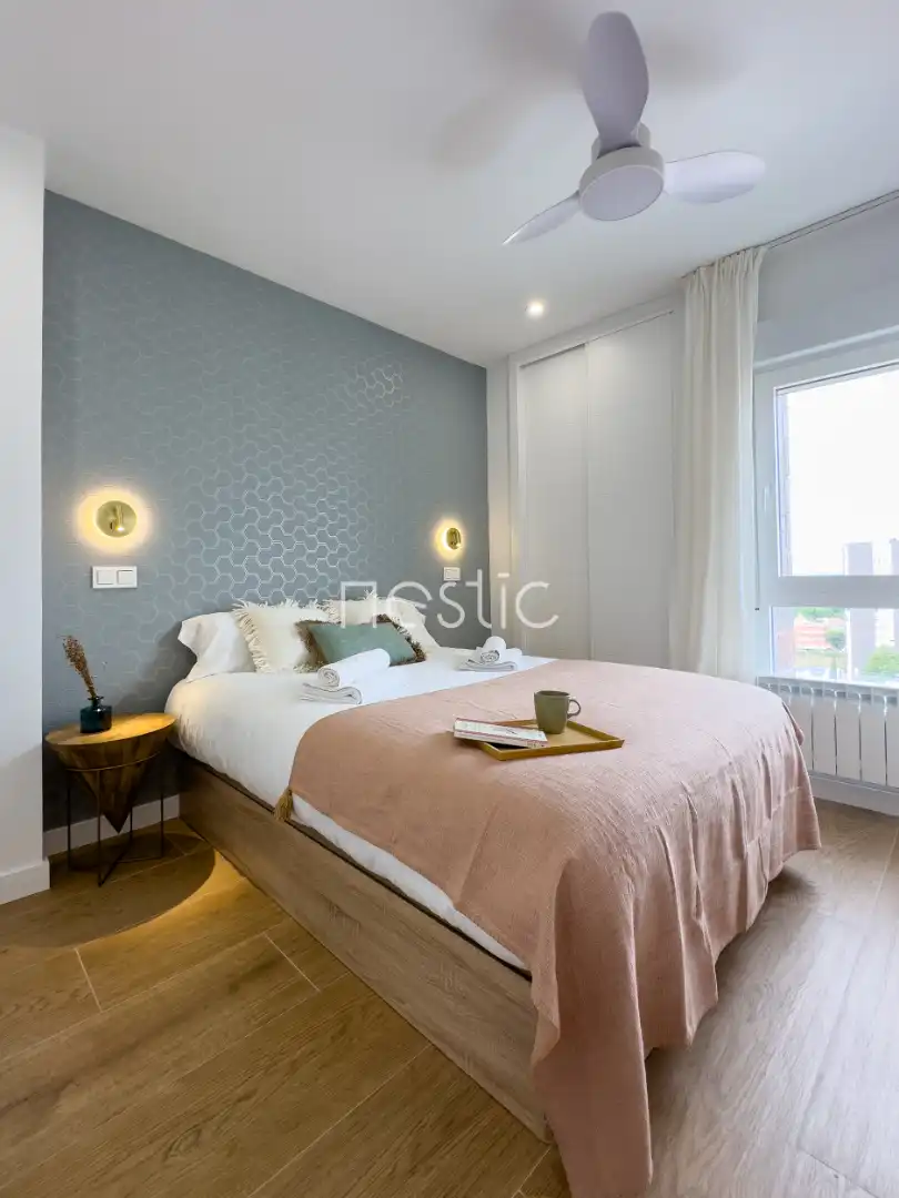 Dormitori de Apartament de lloguer en Madrid amb Aire condicionat, Calefacció i Terrassa