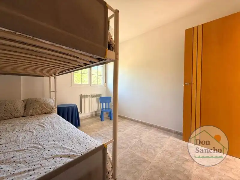 Dormitori de Casa o xalet en venda en Viana de Cega amb Calefacció, Terrassa i Traster