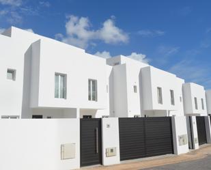 Vista exterior de Casa o xalet en venda en La Oliva amb Aire condicionat, Jardí privat i Terrassa