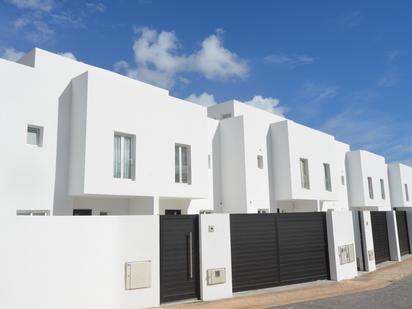 Exterior view of Single-family semi-detached for sale in La Oliva  with Air Conditioner, Private garden and Terrace