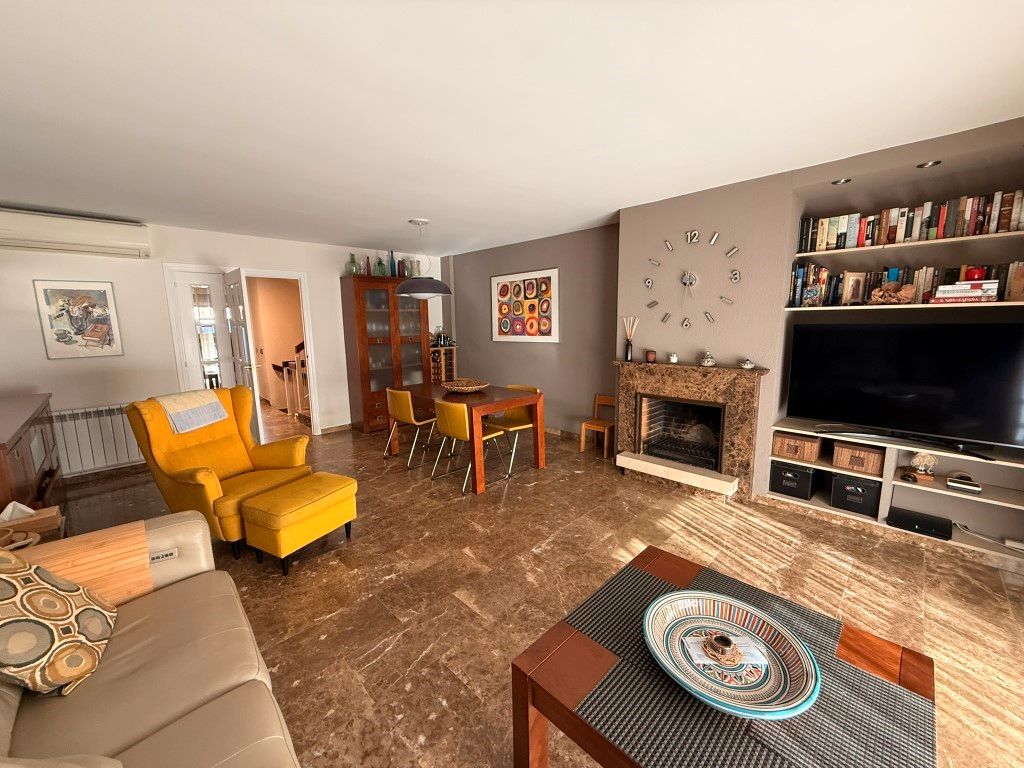 Living room of Single-family semi-detached for sale in Badalona  with Air Conditioner, Heating and Terrace