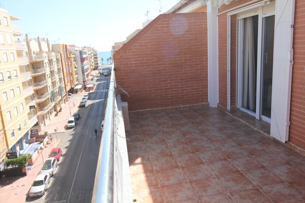 Vista exterior de Àtic de lloguer en Torrevieja amb Aire condicionat, Calefacció i Terrassa