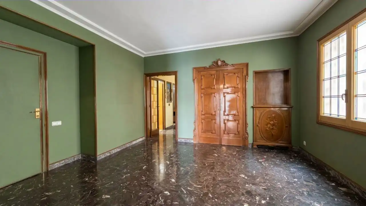 Wohnung zum Verkauf in Barcelona mit Terrasse und Balkon
