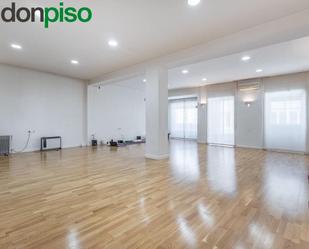 Apartament en venda en  Granada Capital amb Terrassa i Balcó