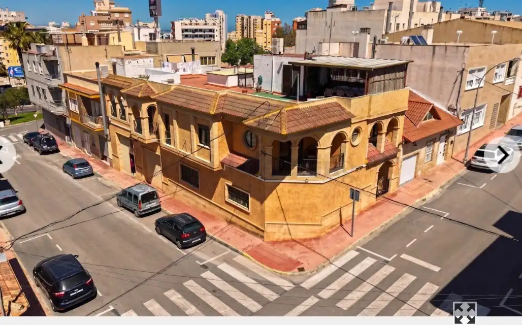 Adosado con terraza en venta en Calle Rojales