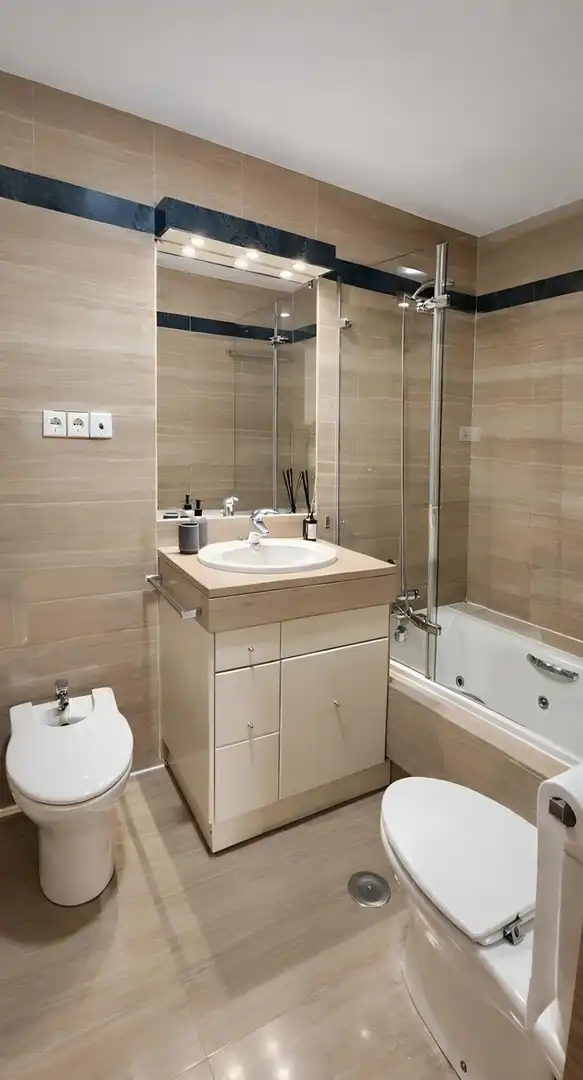 Badezimmer von Wohnung zum Verkauf in Madrid mit Privatgarten, Parkett und Gemeinschaftspool