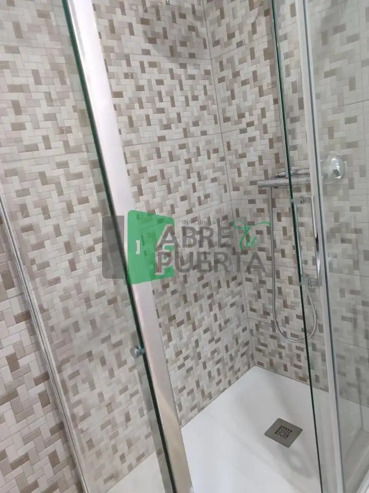 Bany de Apartament de lloguer en Ourense Capital  amb Calefacció, Parquet i Terrassa