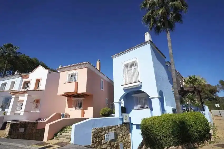 Vista exterior de Casa o xalet en venda en Marbella amb Aire condicionat, Calefacció i Jardí privat