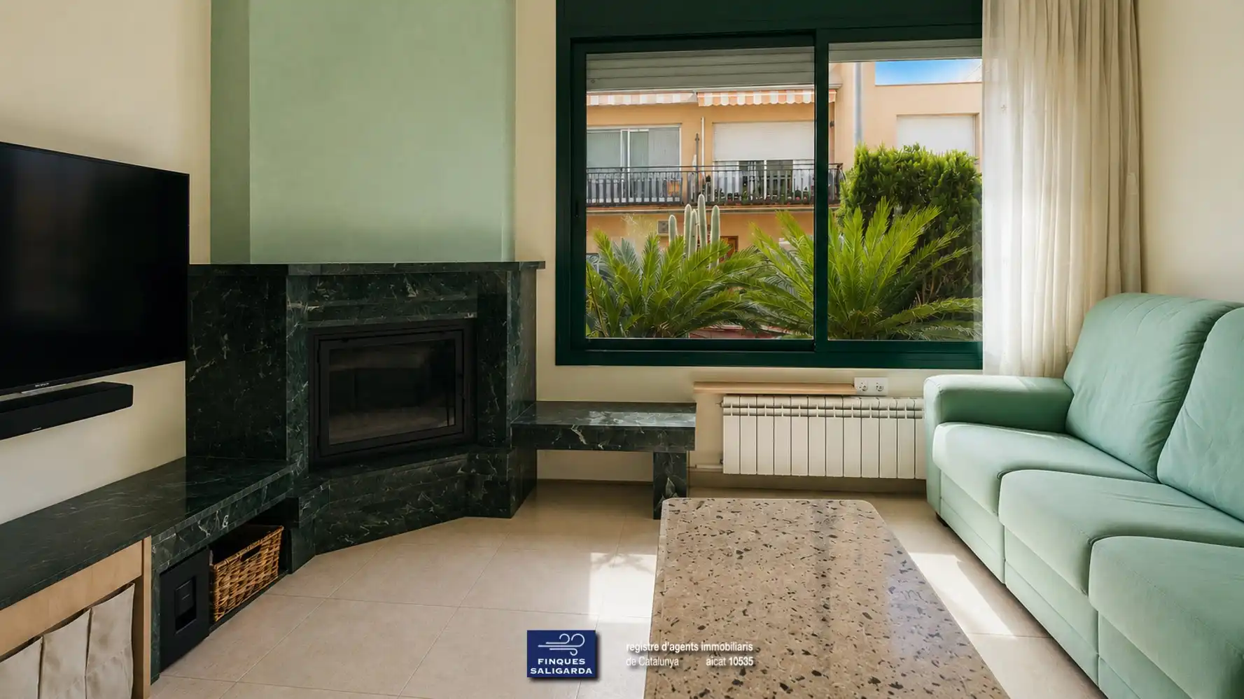 Sala d'estar de Casa adosada en venda en La Garriga amb Aire condicionat, Calefacció i Jardí privat