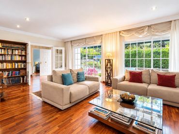 Detached house with pool for sale in L'Eixample