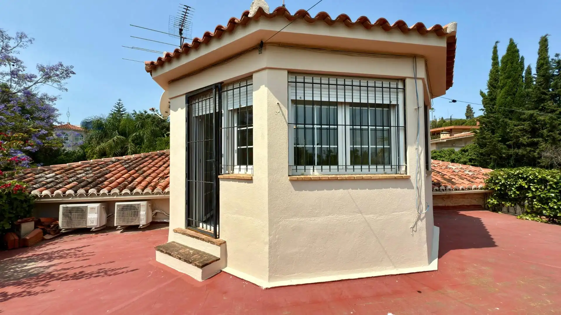 Vista exterior de Casa o xalet en venda en Alicante / Alacant amb Aire condicionat, Calefacció i Jardí privat