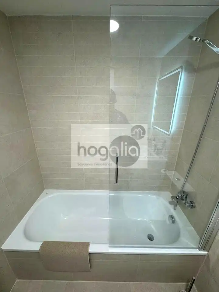 Badezimmer von Wohnung zur Miete in Sevilla mit Klimaanlage, Heizung und Terrasse