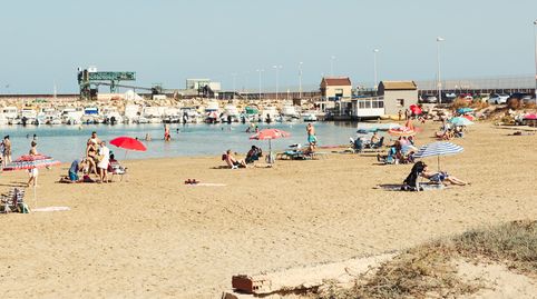 Este apartamento en Torrevieja con vistas laterales al mar ofrece una ubicación privilegiada a solo 200 metros de la playa del Ace
