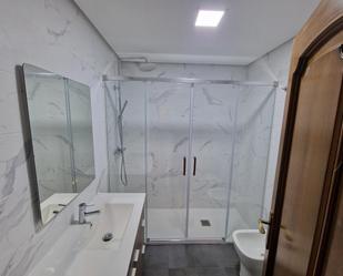 Bathroom of Flat to rent in Ourense Capital   with Heating, Parquet flooring and Terrace