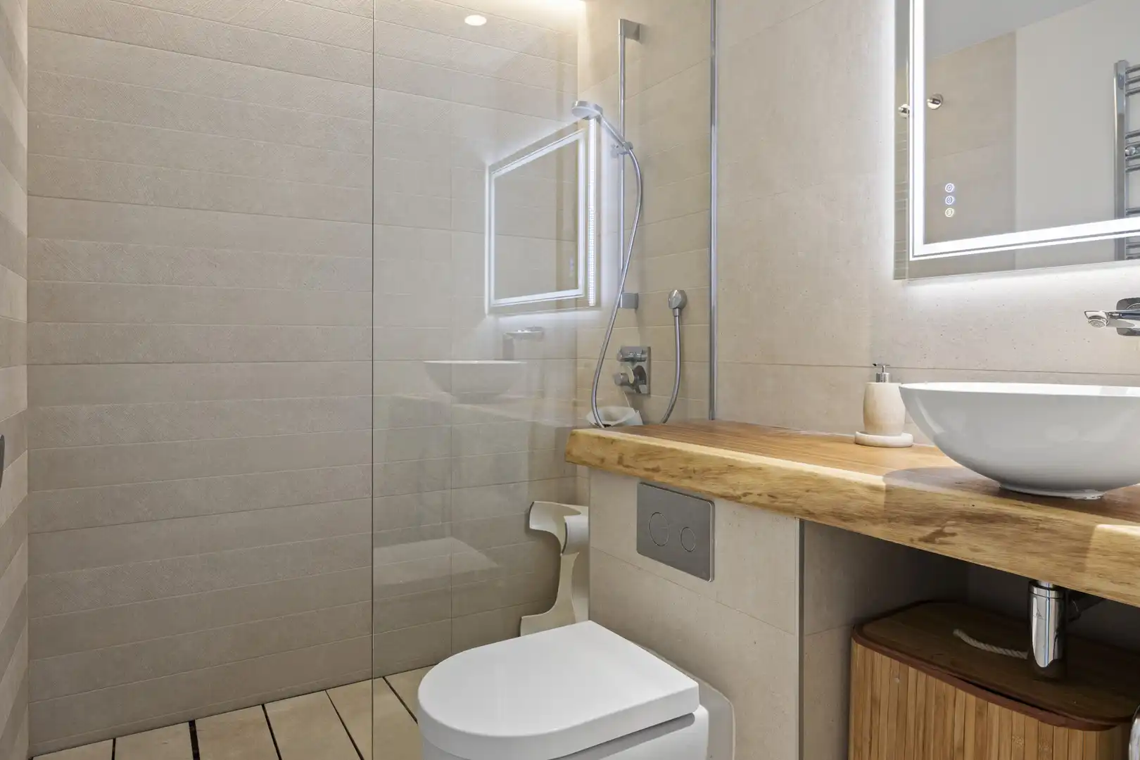 Badezimmer von Wohnungen zum Verkauf in Sotogrande mit Klimaanlage, Terrasse und Abstellraum