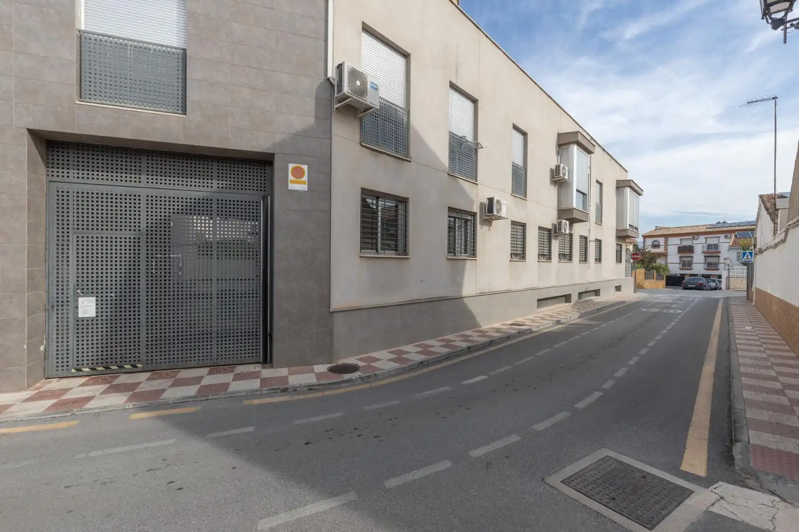 Vista exterior de Pis en venda en Cúllar Vega amb Calefacció i Traster