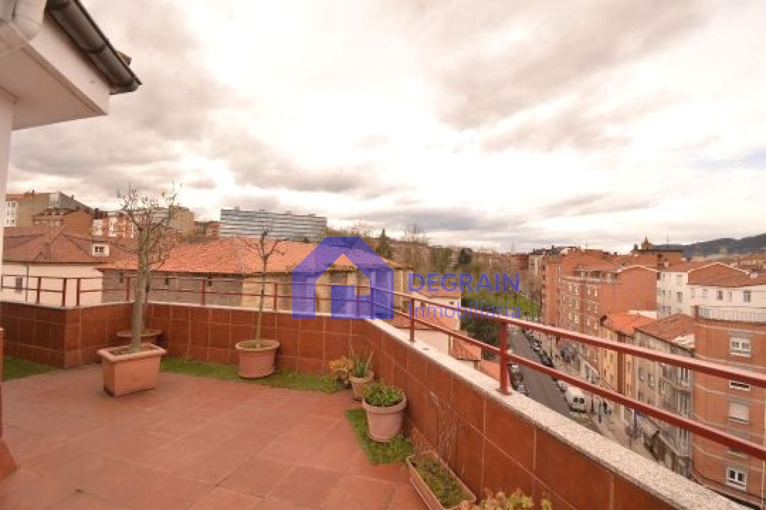 Terrassa de Pis en venda en Oviedo  amb Calefacció, Terrassa i Traster