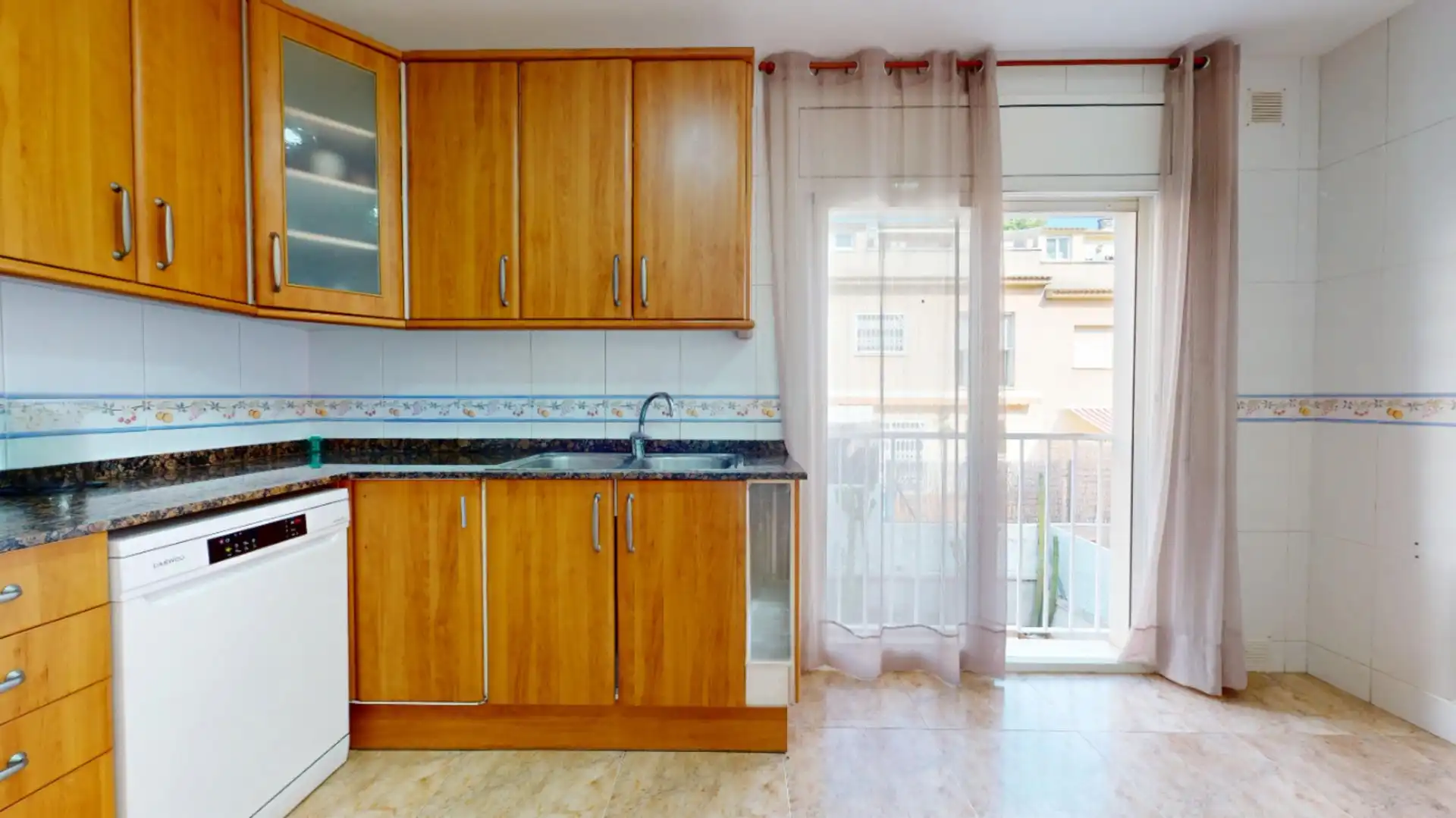 Cocina de Casa adosada en venta en Vilanova i la Geltrú con Calefacción y Terraza