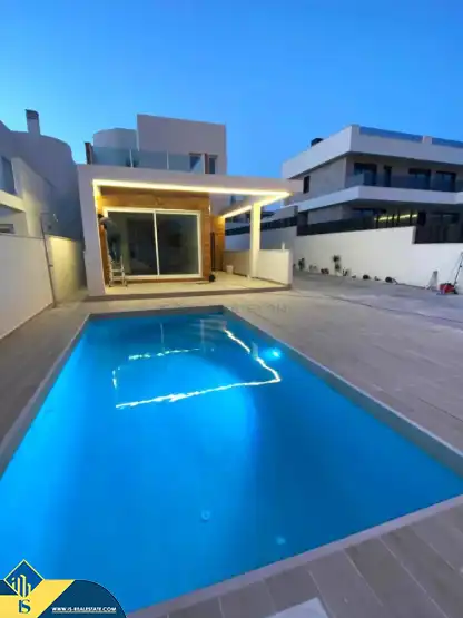 Villa mit Pool zum Verkauf in Nueva Torrevieja - Aguas Nuevas
