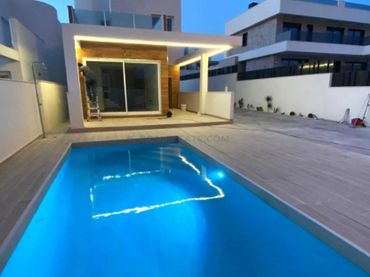 Xalet amb piscina en venda a Nueva Torrevieja - Aguas Nuevas