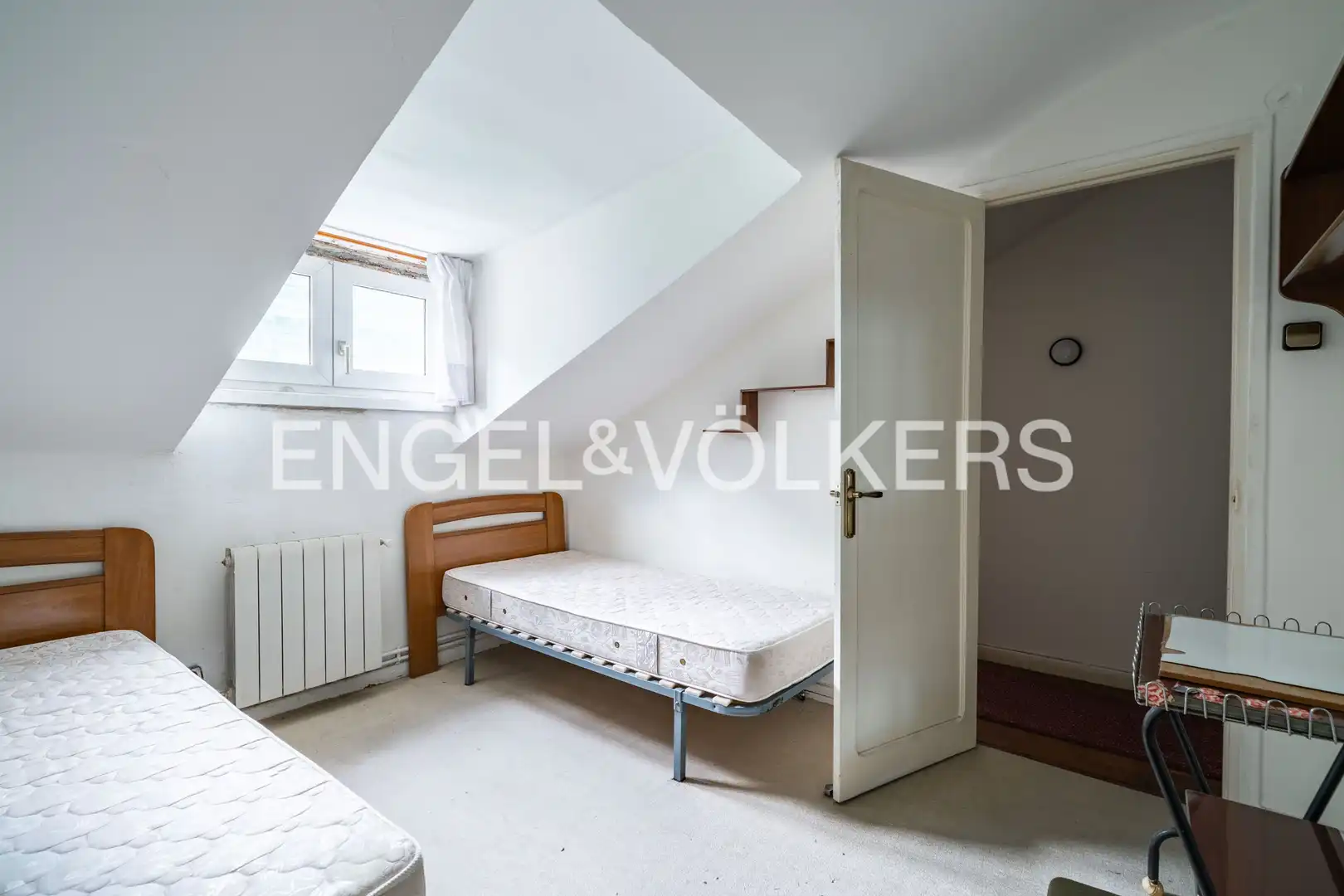 Schlafzimmer von Dachboden zum Verkauf in Santander mit Heizung