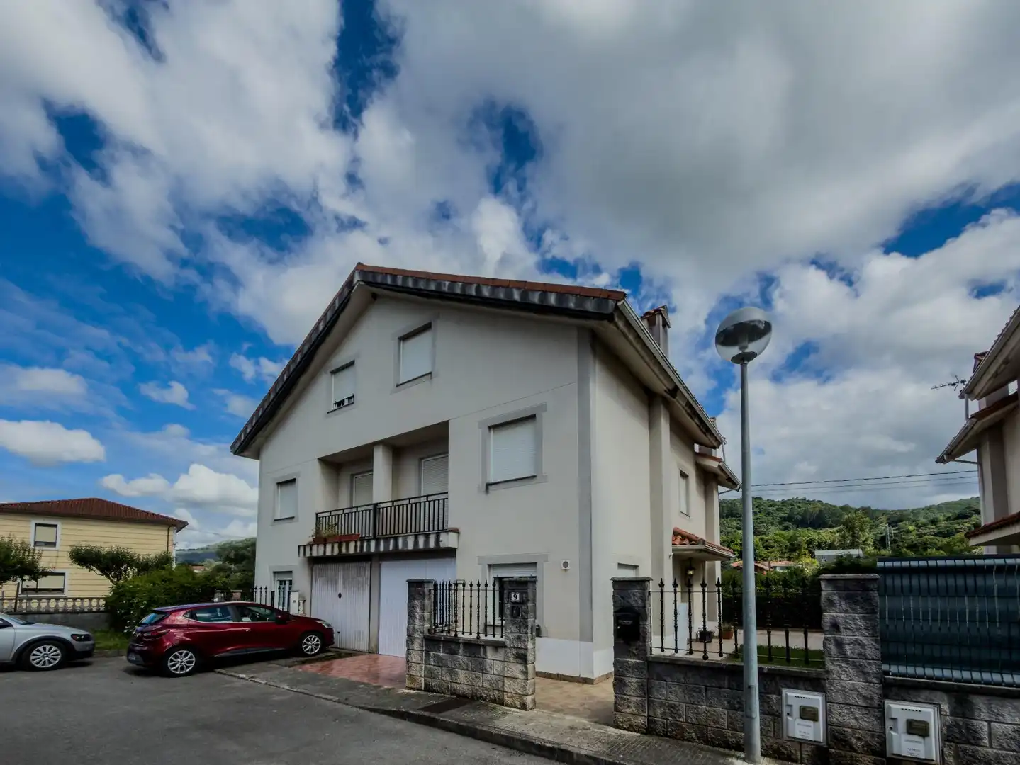 Vista exterior de Casa adosada en venda en Villaescusa (Cantabria) amb Calefacció i Parquet