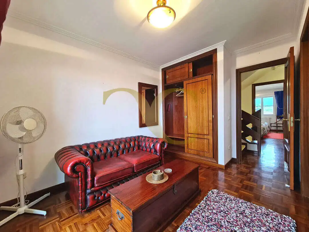 Sala de estar de Casa adosada en venta en Ribadesella con Calefacción, Trastero y Amueblado