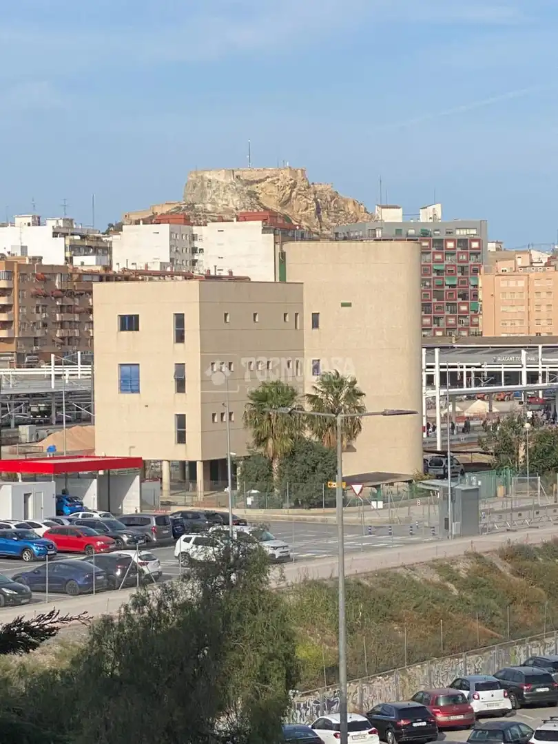 Vista exterior de Piso en venta en Alicante / Alacant con Piscina comunitaria