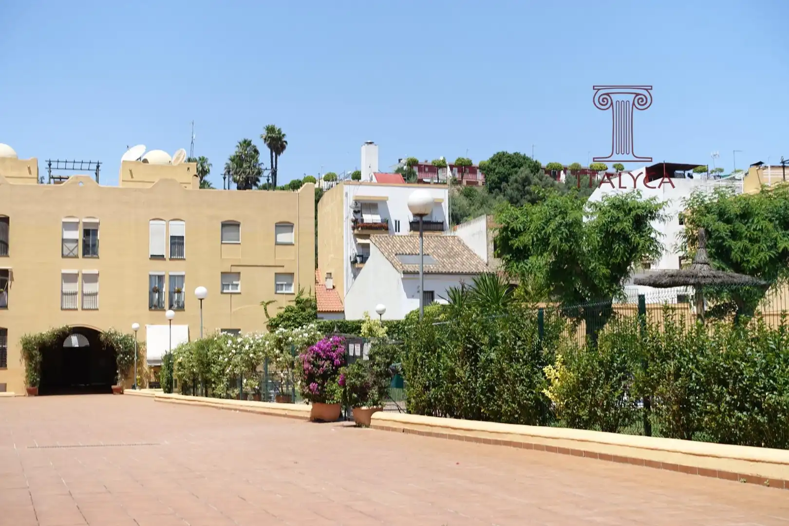 Außenansicht von Einfamilien-Reihenhaus zum Verkauf in San Juan de Aznalfarache mit Klimaanlage, Heizung und Privatgarten