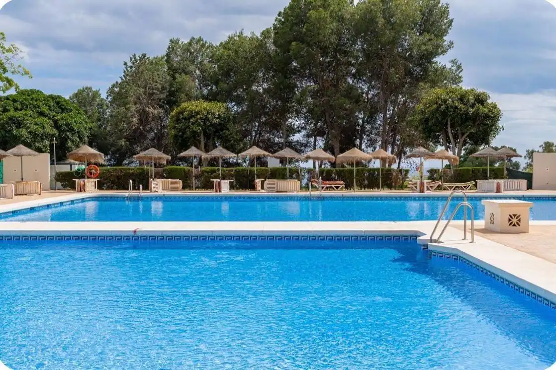 Schwimmbecken von Wohnung zum Verkauf in Benalmádena mit Klimaanlage, Privatgarten und Möbliert