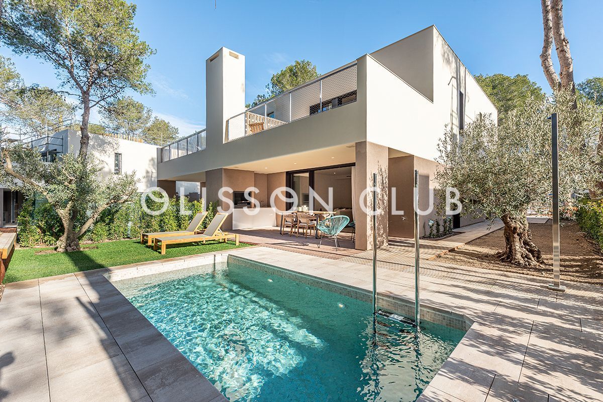 Piscina de Casa adosada en venda en Salou amb Aire condicionat, Calefacció i Jardí privat