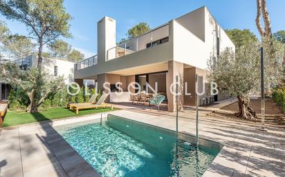 Piscina de Casa adosada en venda en Salou amb Aire condicionat, Calefacció i Jardí privat