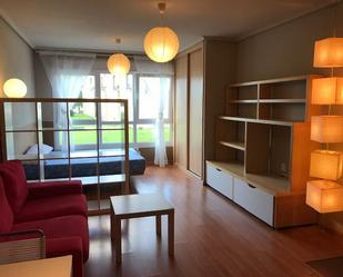 Dormitori de Apartament de lloguer en Oviedo  amb Calefacció, Parquet i Moblat